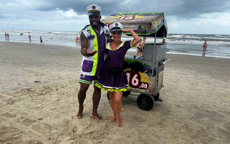 Capitão do Açaí: Conheça o vendedor vestido de marinheiro que anima a orla de Capão da Canoa | abc+