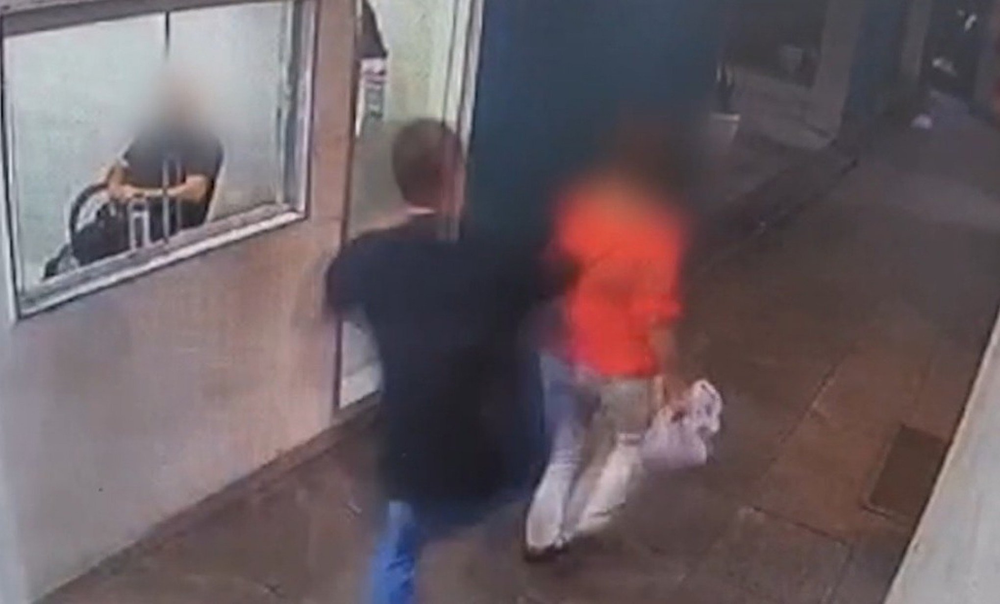 VÍDEO: Motorista de aplicativo dá chute nas costa e derruba idosa