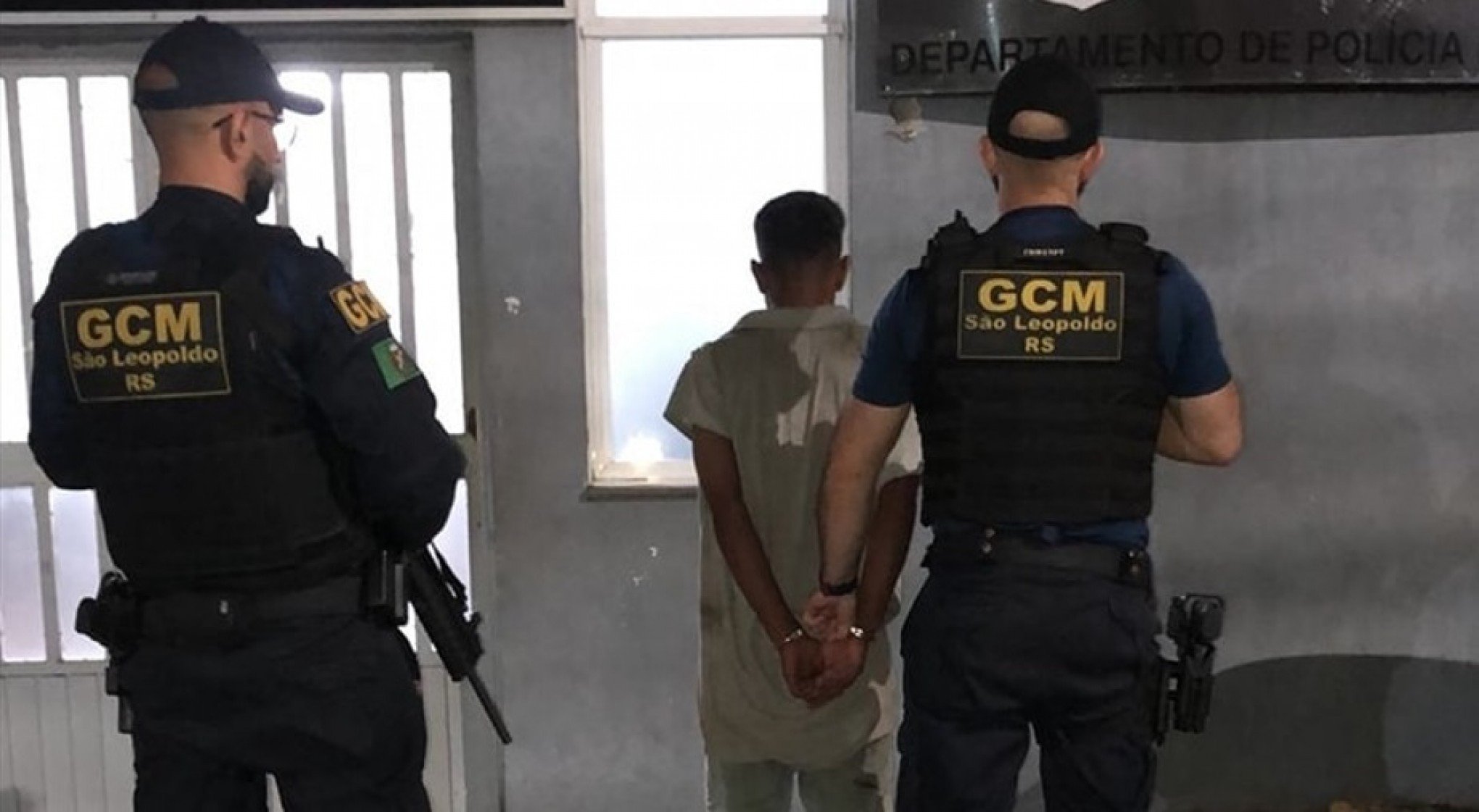 Homem é preso após furtar estepe e chave de carro acidentado na BR-116