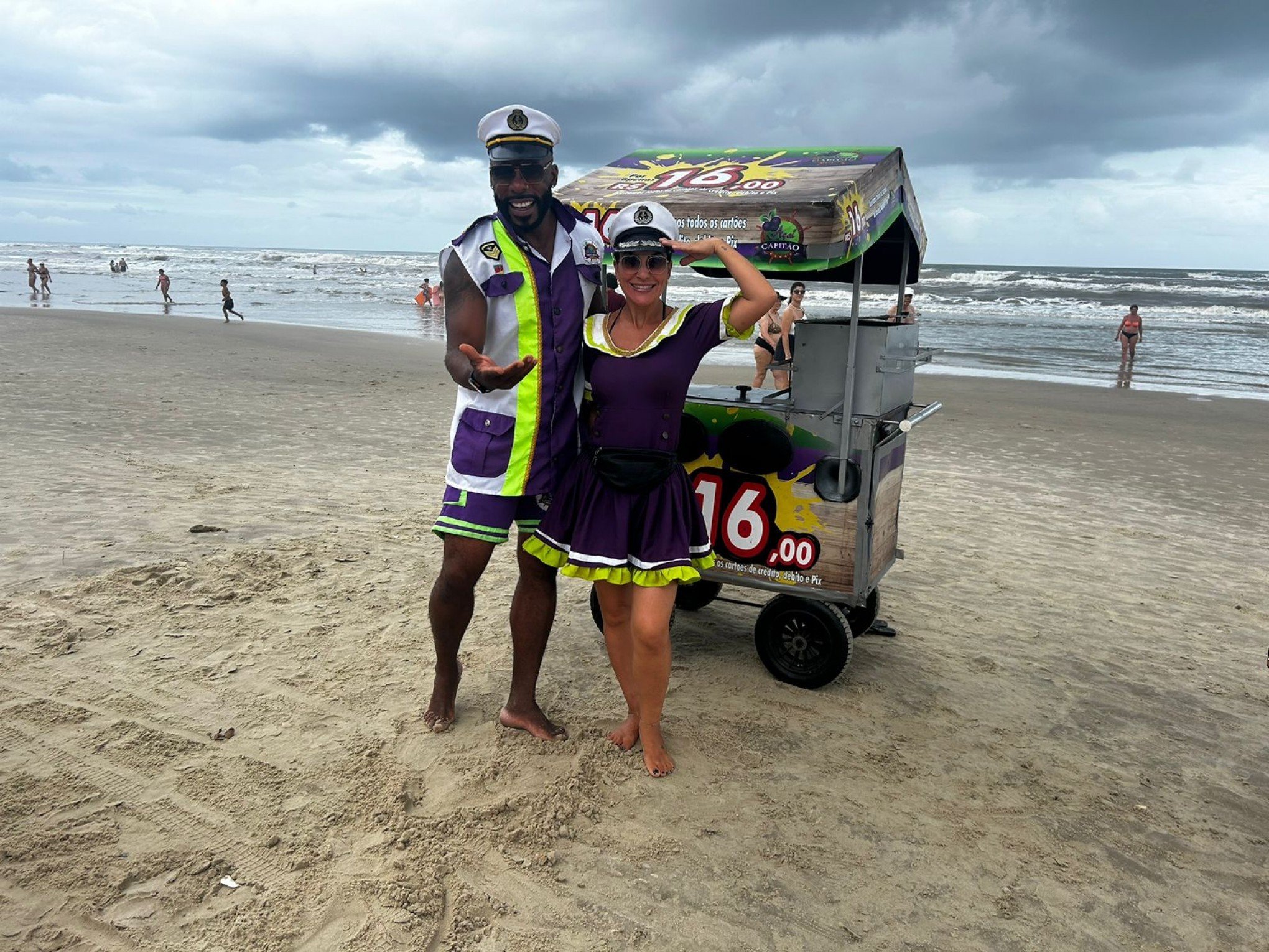 Capitão do Açaí: Conheça o vendedor vestido de marinheiro que anima a orla de Capão da Canoa