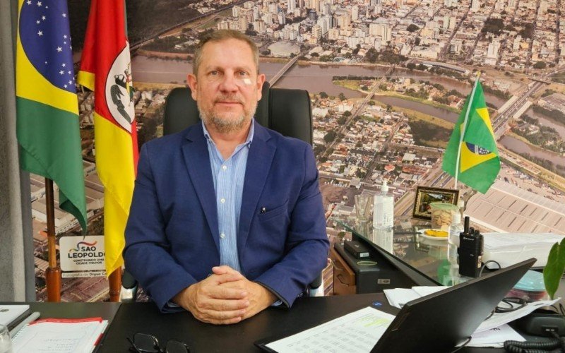 Prefeito de São Leopoldo, Heliomar Franco, em seu gabinete, no 7º andar do Centro Administrativo