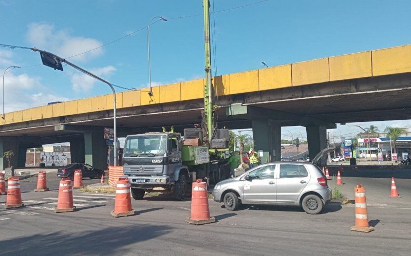 BR-116: Atenção para bloqueio de trânsito na via lateral junto a viaduto | abc+
