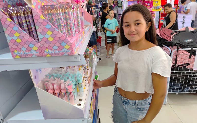 Ana Caroliny faz questão de escolher seu material escolar | abc+