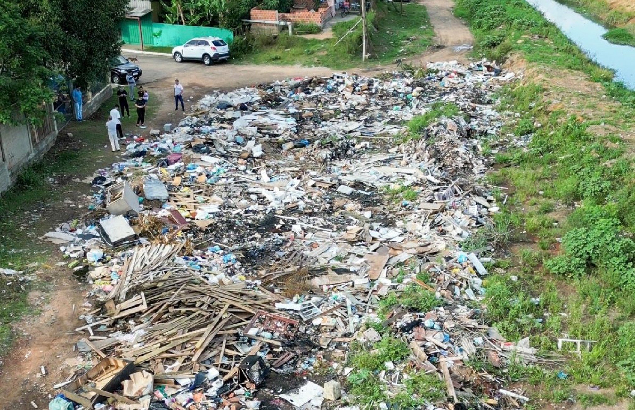 Toneladas de lixo irregular são retiradas de área na Chácara dos Leões, em São Leopoldo