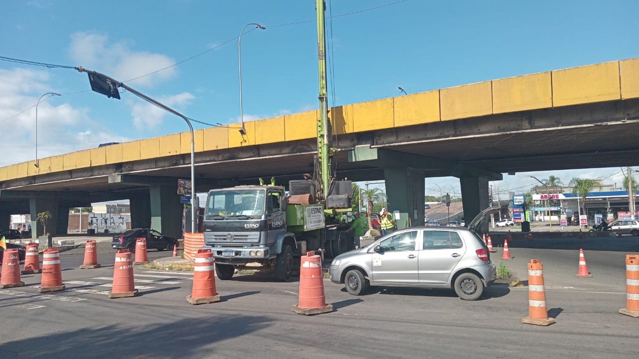 BR-116: Atenção para bloqueio de trânsito na via lateral junto a viaduto; veja até quando segue