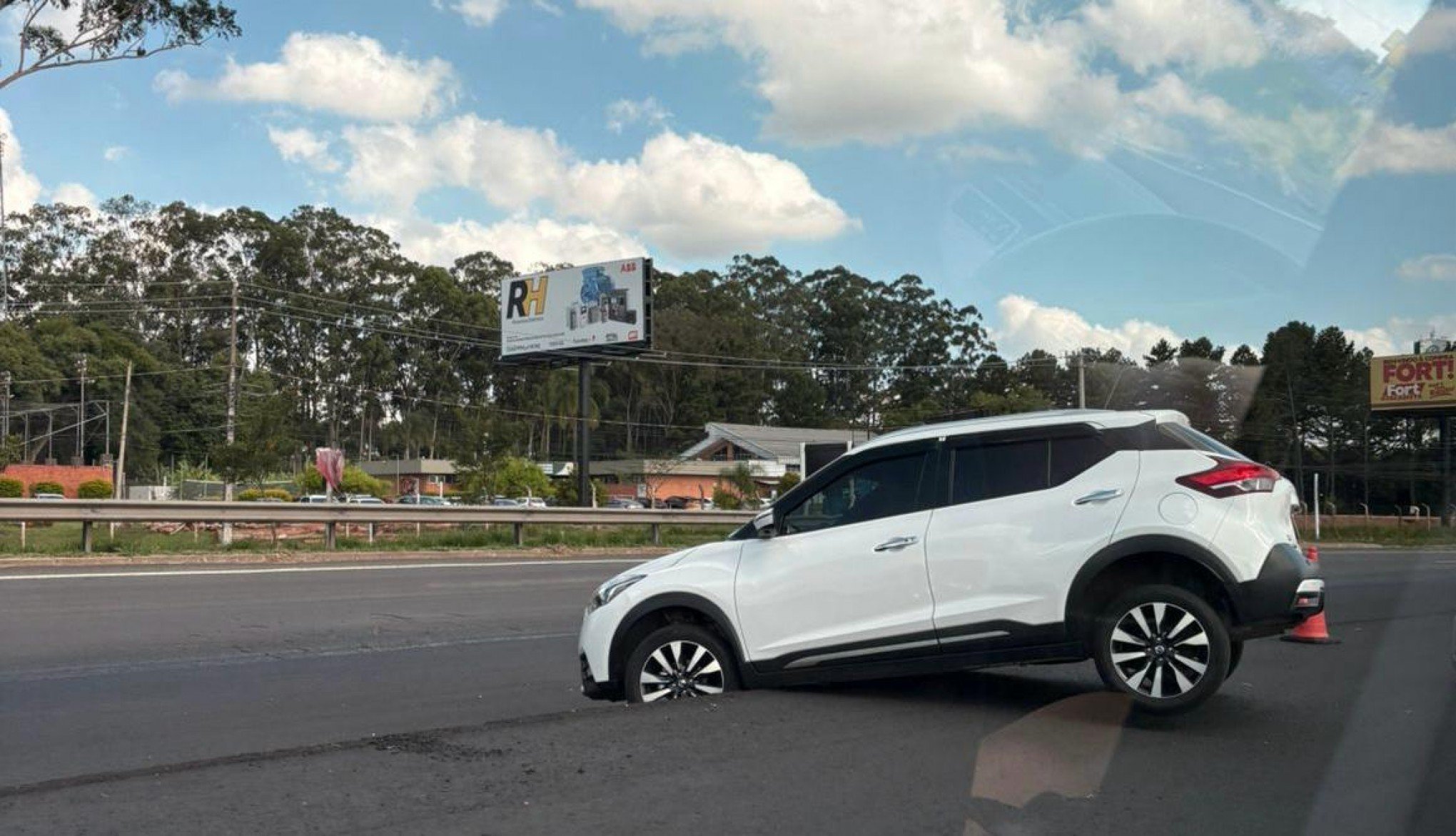 BR-116: Carro cai em desnível de pista na região metropolitana