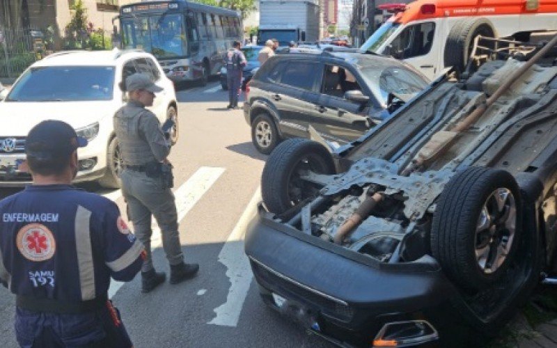 Acidente aconteceu na esquina das ruas São Caetano e Bento Gonçalves