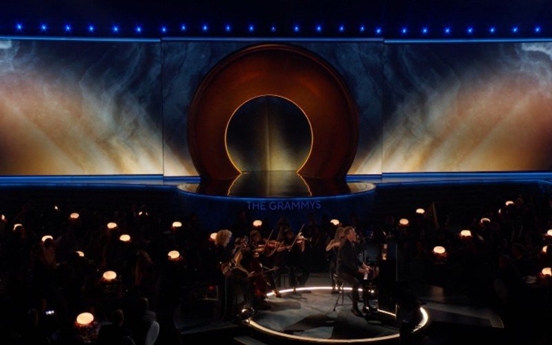 Chris Martin, cantor do Coldplay, e Grace Bowers cantaram durante tributo in memoriam do Grammy 2025 | abc+