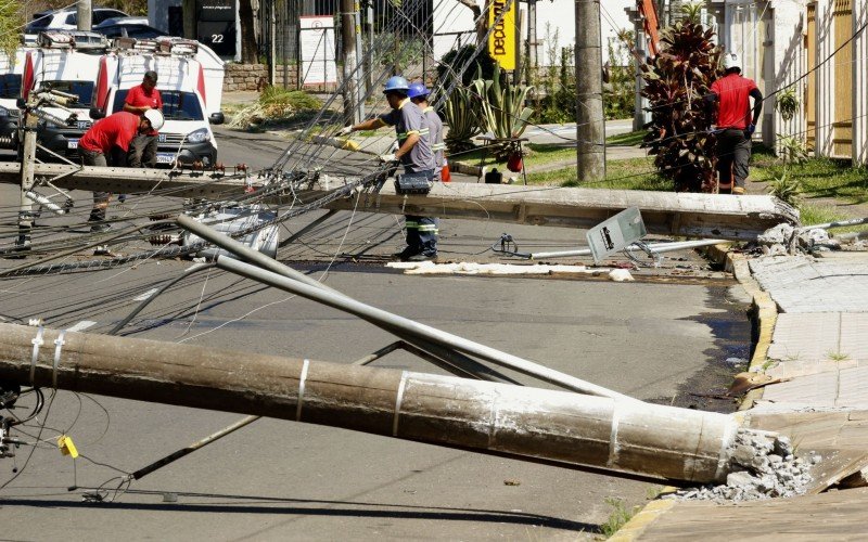 Fiat Uno vermelho bateu e derrubou dois postes no bairro Marechal Rondon nesta segunda-feira (3)