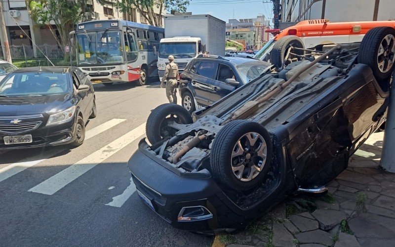 Acidente aconteceu na esquina das ruas São Caetano e Bento Gonçalves