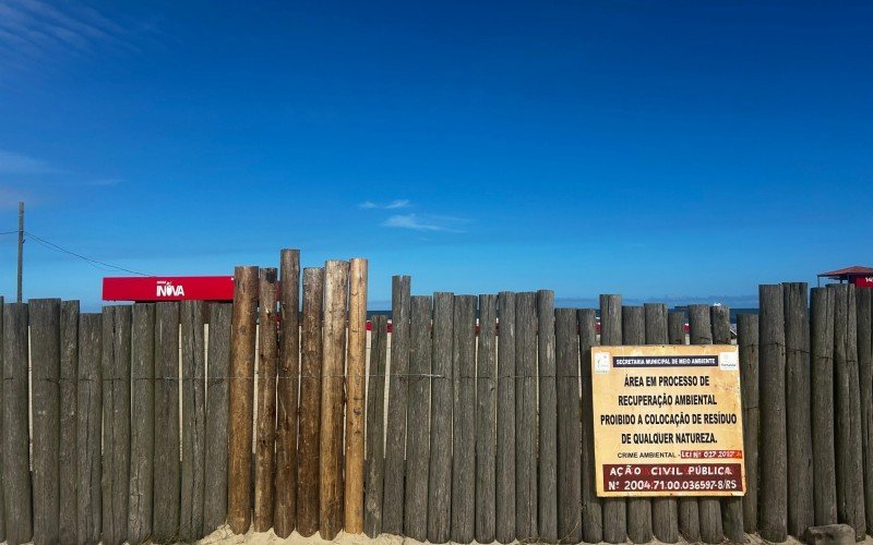 Cerca de proteção tinha um buraco, por onde os pedestres passavam, que foi fechado pela Prefeitura | abc+