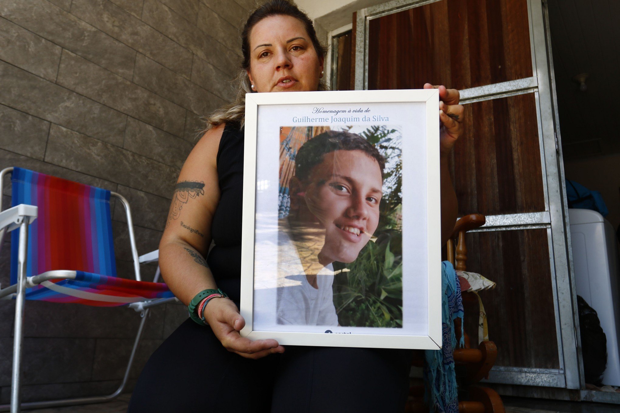 VÍDEO: Mãe e noiva se emocionam ao falar sobre motoboy morto atropelado em violento acidente