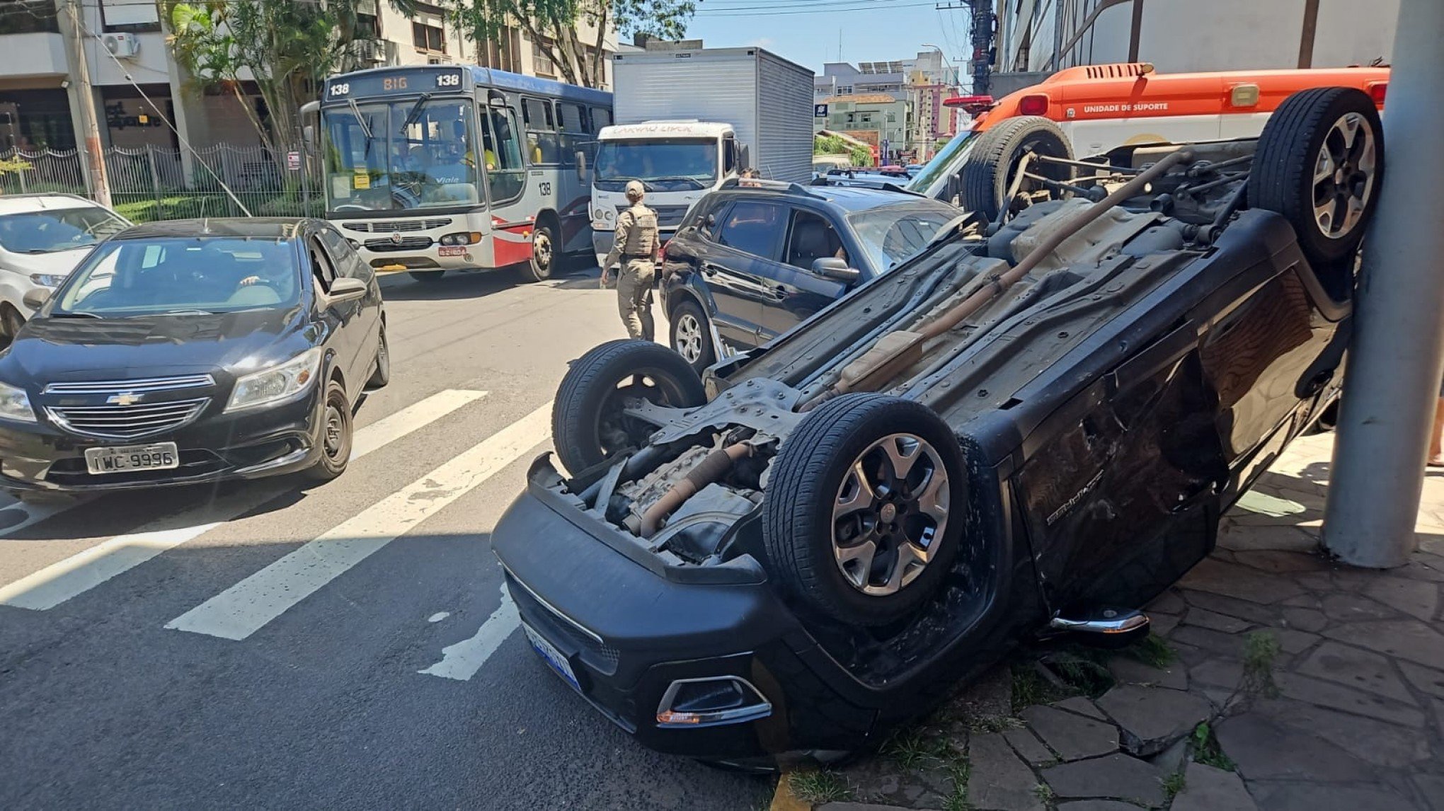 Carro capota em cima de calçada após colisão no centro de cidade do Vale do Sinos
