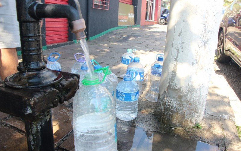 Bomba de água na rua se tornou garantia de fornecimento a moradores do bairro Rincão | abc+