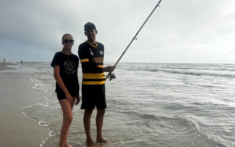 Rodrigo flores, 46 anos, e a filha Kaelly Specht Flores, 14, na praia de Tramandaí | abc+