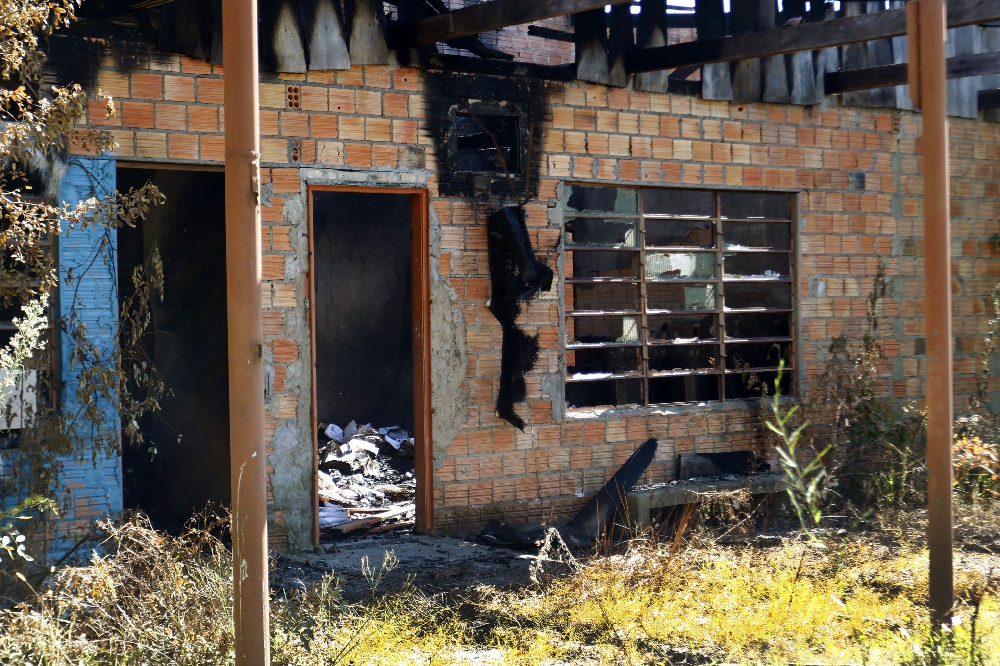 Prefeitura de Canoas recebe pedido de investigação sobre incêndio que destruiu imagens de orixás em capatazia da Secretaria da Saúde
