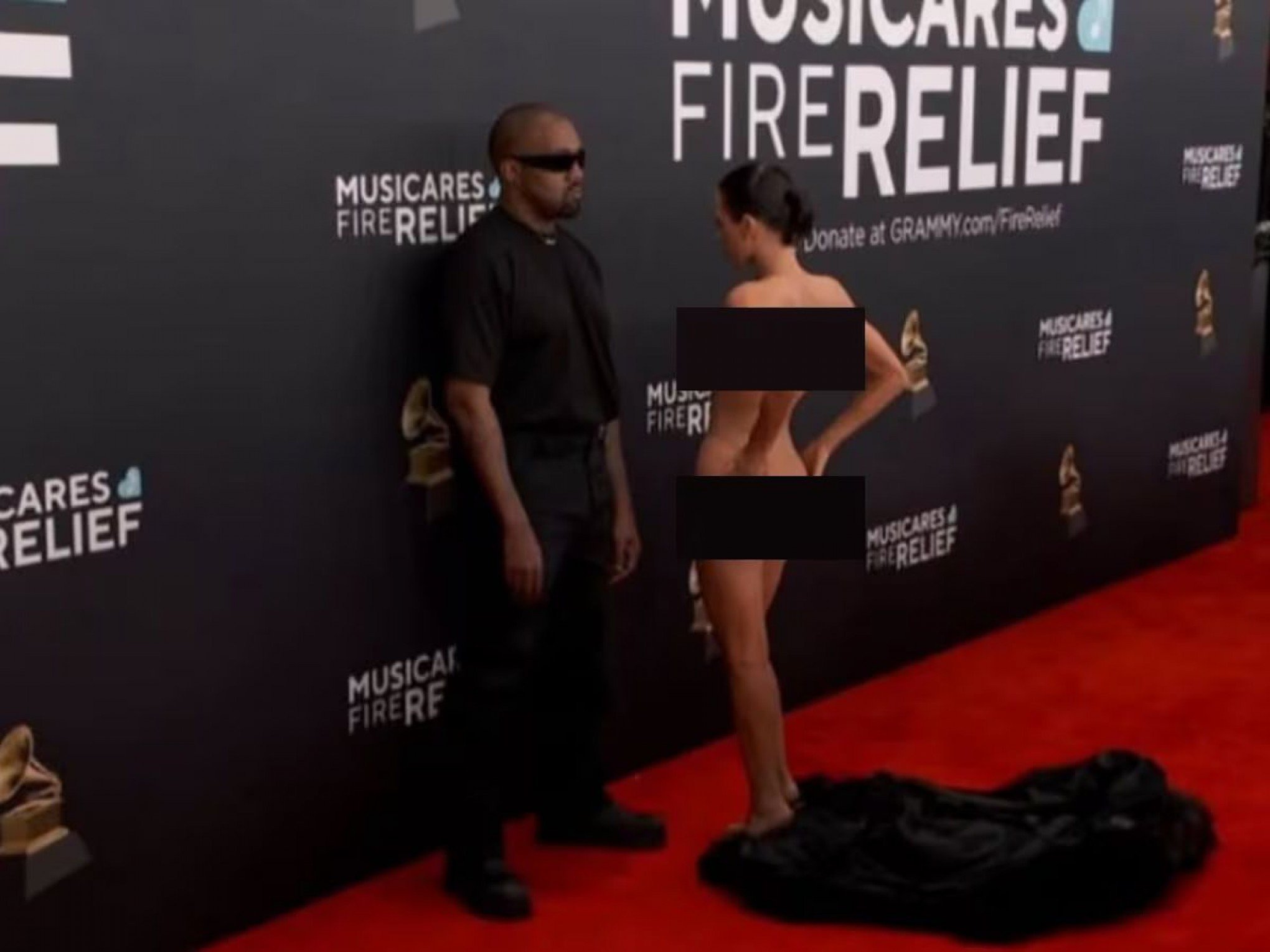 Especialista em leitura labial decifra "comandos" de Kanye West à esposa no Grammy; Bianca Censori ficou completamente pelada
