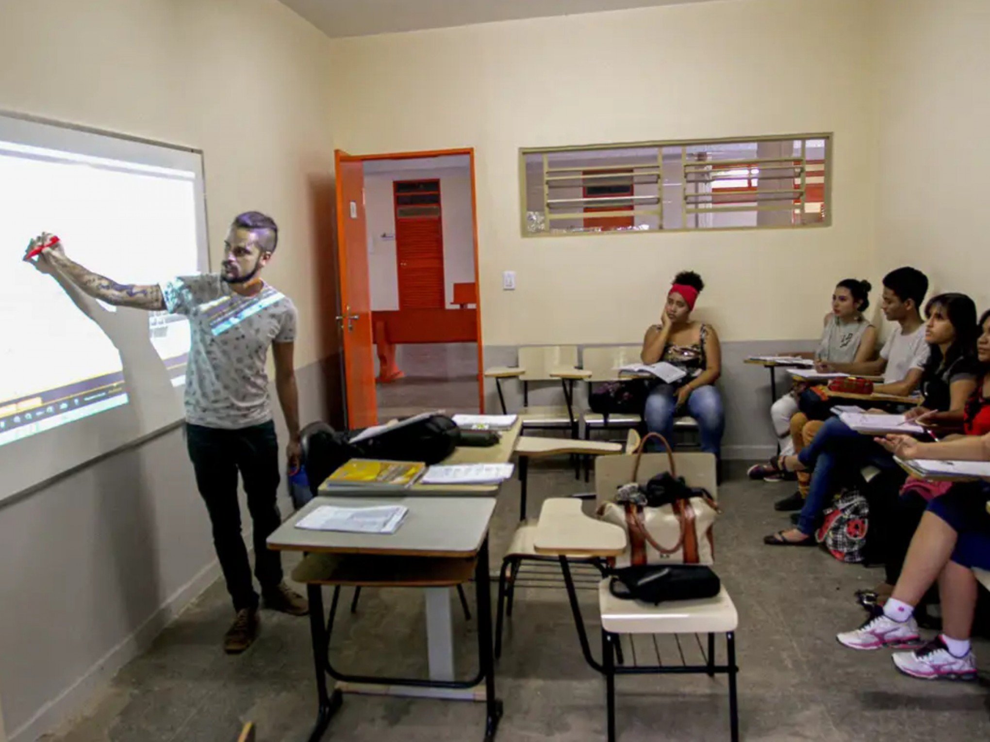 Como funciona o desconto que professores brasileiros vão ganhar nas diárias de 41 mil hotéis