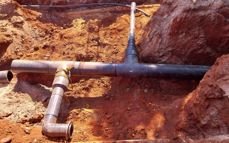 Rompimento de adutora deixa bairros sem água em Novo Hamburgo
