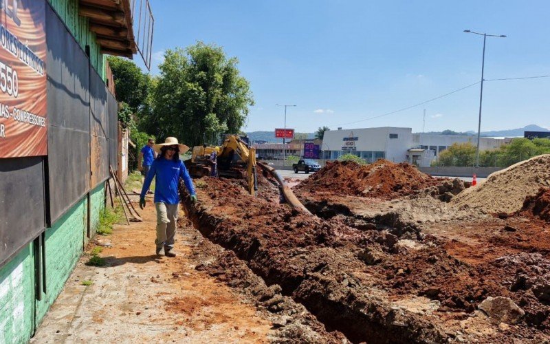 Rompimento de adutora às margens da BR-116 causa desabastecimento em Novo Hamburgo | abc+