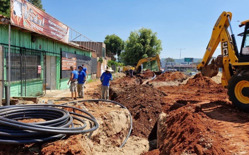 Rompimento de adutora às margens da BR-116 causa desabastecimento em Novo Hamburgo | abc+