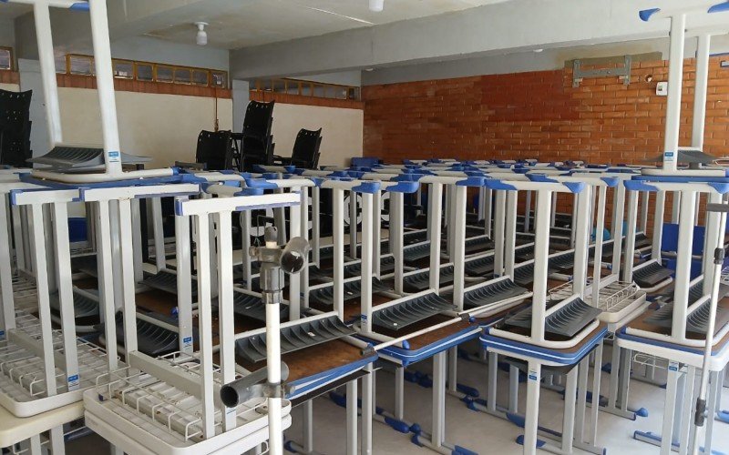 Em todo RS, 700 mil alunos voltariam para as 2.320 escolas hoje | abc+