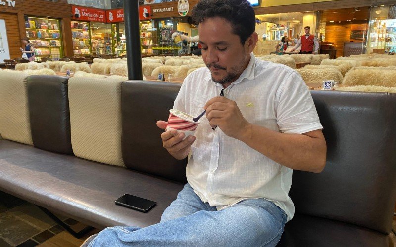 Morador se refresca com gelato diante do calorão