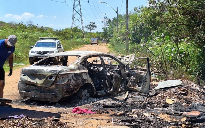 Carro queimado com corpo carbonizado ao lado em São Leopoldo | abc+