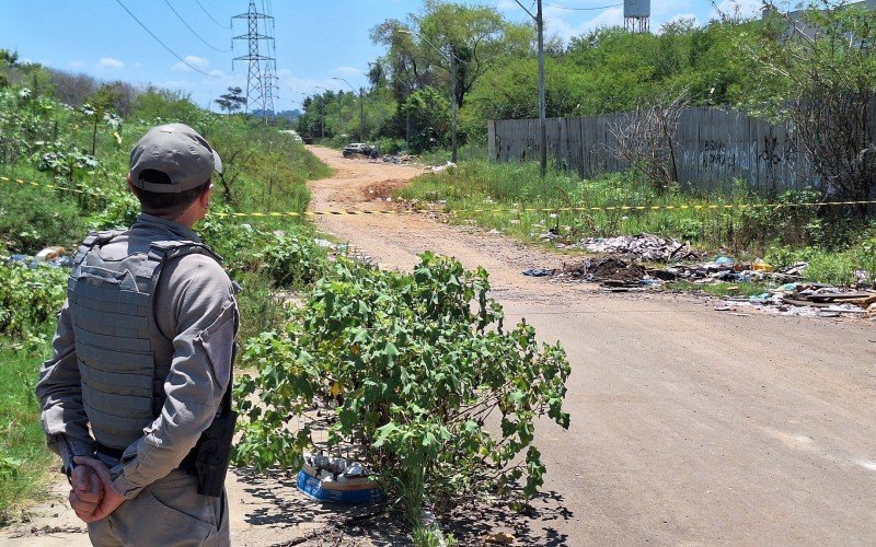 Corpo carbonizado foi encontrado ao lado de carro em chamas na Rua Thomaz Edison, no bairro São Miguel, em São Leopoldo; autoridades fizeram a retirada do veículo e da vítima para perícia