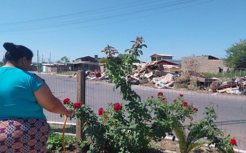 Impacto enchente no bairro Santo Afonso: Roseli Pinto Fernandes, da Rua Vista Alegre, na Vila Palmeira, percebe mais entulhos após a enchente | abc+
