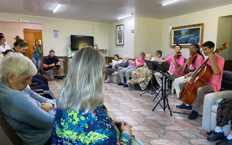 Trio Zahir montou repertório especial para se apresentar para as 17 idosas da casa