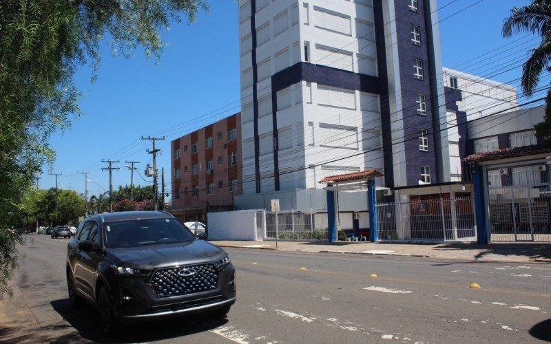 Faixa de travessia para pedestres mal pode ser vista em frente ao iPuc, na Avenida Guilherme Schell, em Canoas