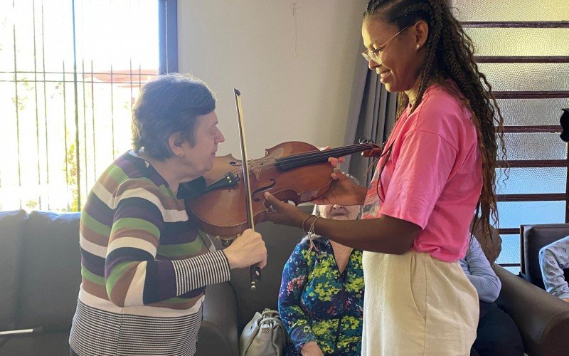 Ana teve a oportunidade de conhecer de perto o violino