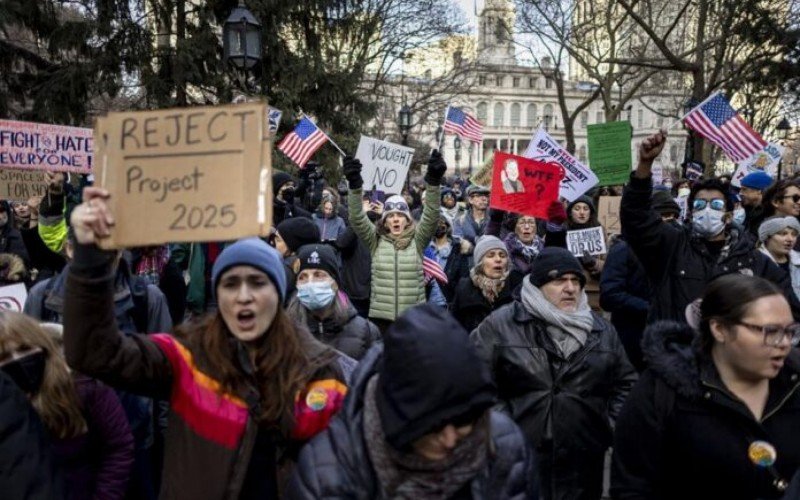 Milhares enfrentam baixas temperaturas para protestar contra o governo Trump nos EUA | abc+