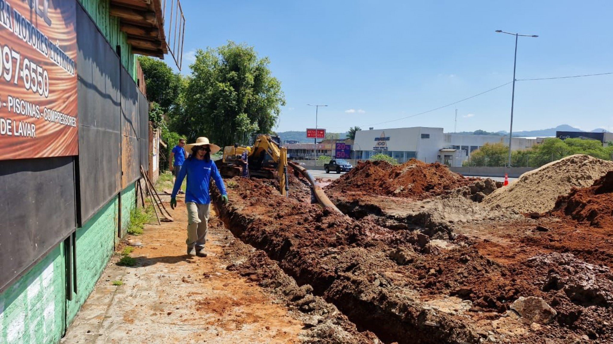 Adutora de água da Comusa é rompida durante obra do Dnit na BR-116 e 4 bairros ficam sem água; veja previsão para normalização