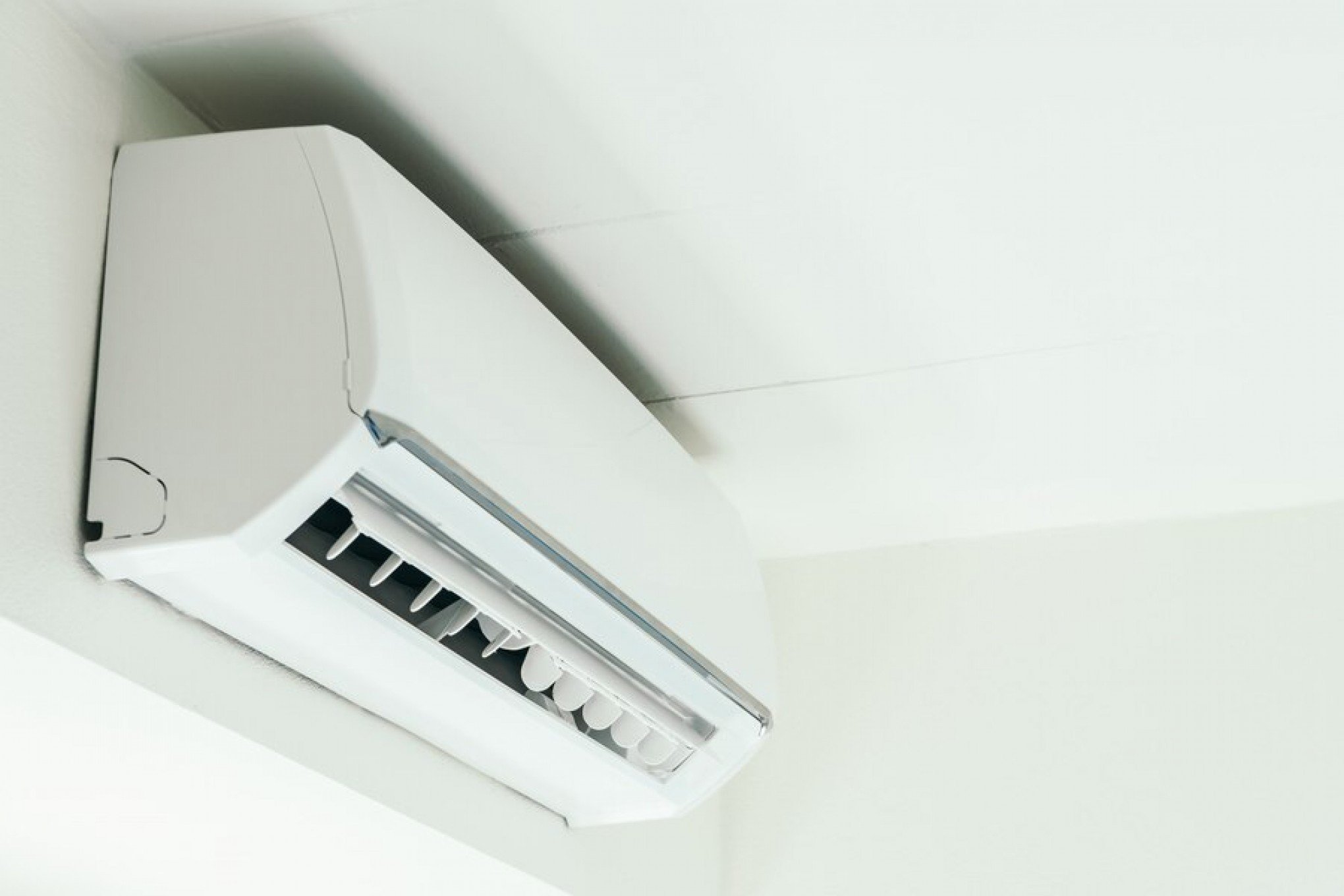 ONDA DE CALOR: Saiba como garantir eficiência e economia usando o ar-condicionado no verão