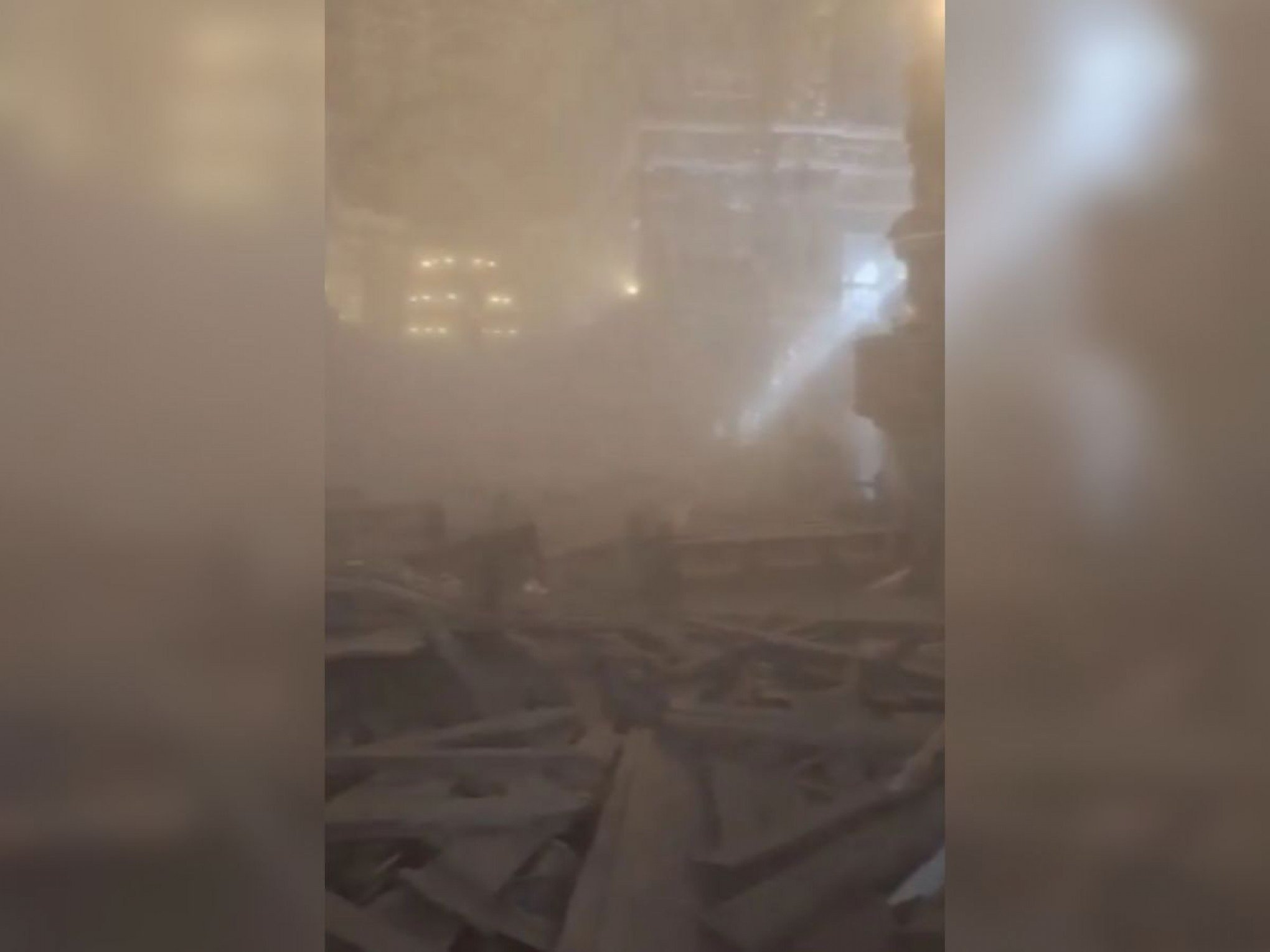 Teto de igreja desaba e pelo menos uma pessoa morre