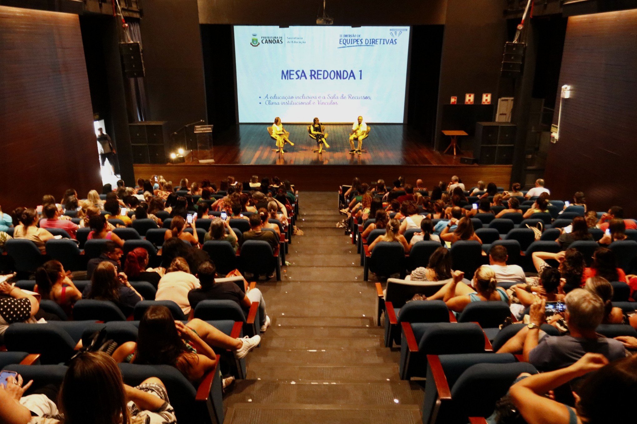 Equipes diretivas das escolas municipais participam de mesa redonda em Canoas