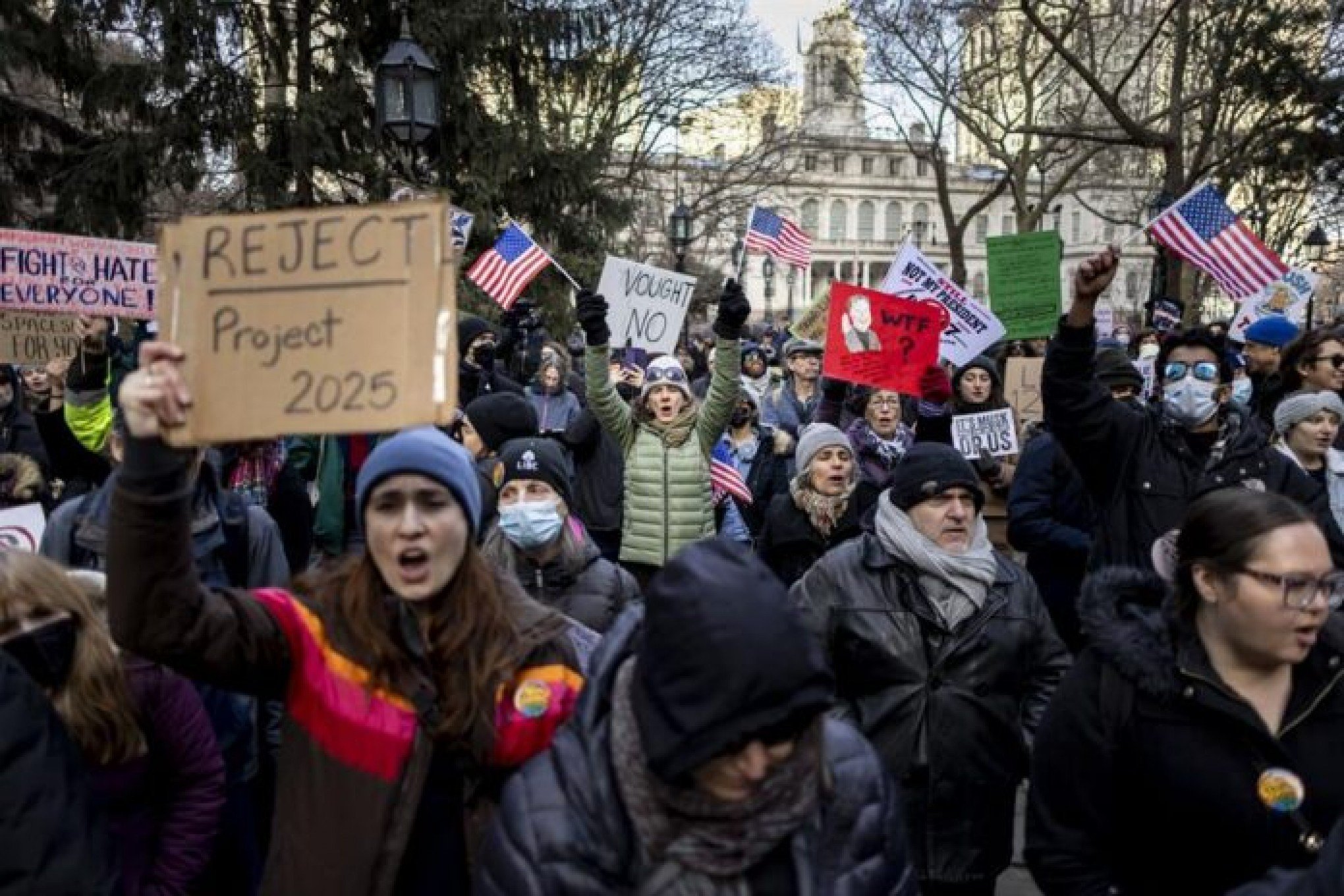 Milhares enfrentam baixas temperaturas para protestar contra o governo Trump nos EUA