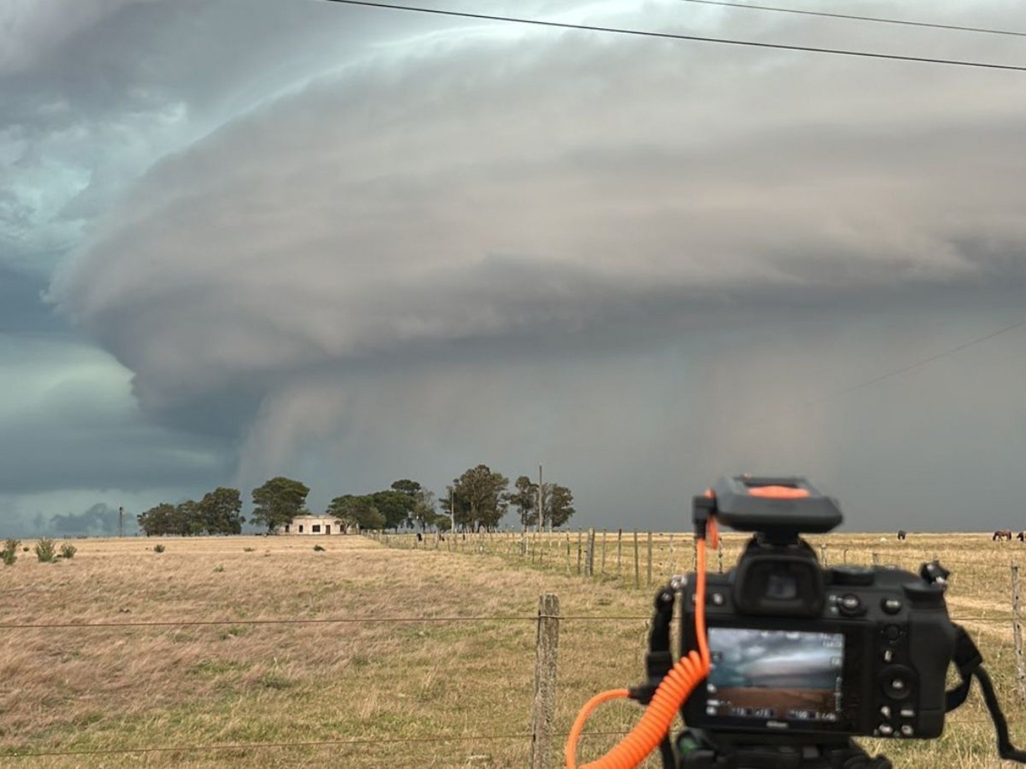 Tempestade assusta após temperaturas extremas no Uruguai
