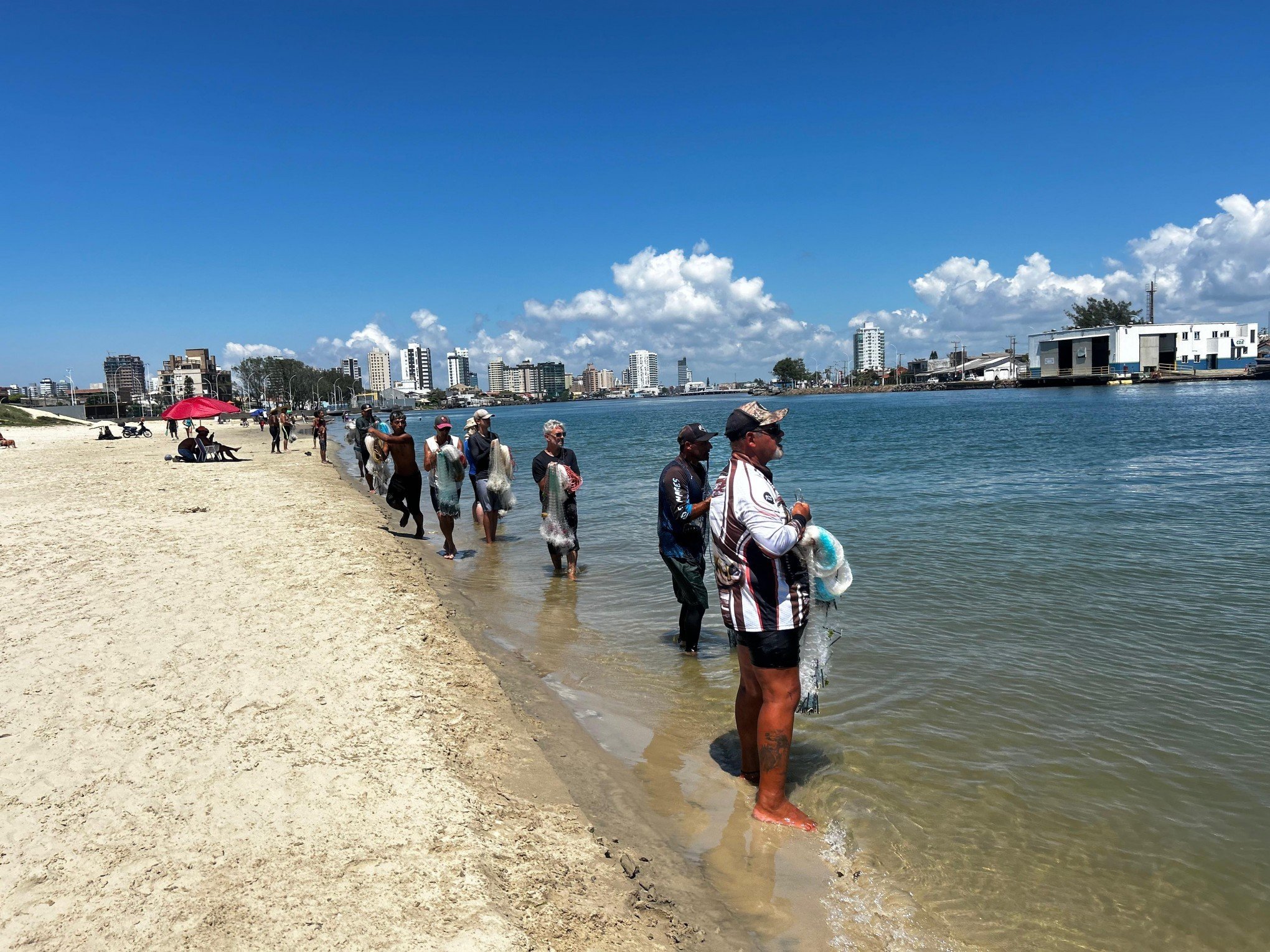 VÍDEO: Pesca cooperativa entre botos e pescadores é patrimônio da Barra de Tramandaí