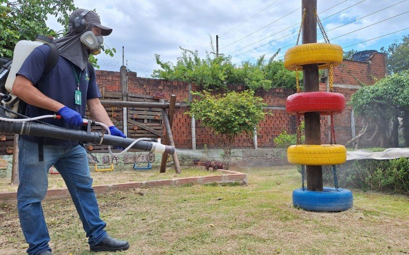 Nesta quinta-feira (6), Vigilância em Saúde seguiu plano de aplicar inseticida nas escolas para evitar que o mosquito se estabeleça nesses ambientes | abc+