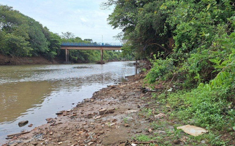 Em alguns trechos, como entre o bairro Porto Blos e a Barrinha, a profundidade do rio é de pouco mais de um metro, permitindo que moradores atravessem caminhando