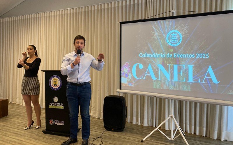 Prefeito de Canela, Gilberto Cezar, dá as boas-vindas em evento de lançamento