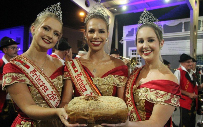 Corte da Kuchenfest no lançamento do evento  | abc+