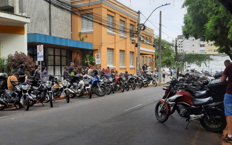 Motociclistas fazem ato em frente à Prefeitura de Canoas nesta quinta-feira (6)