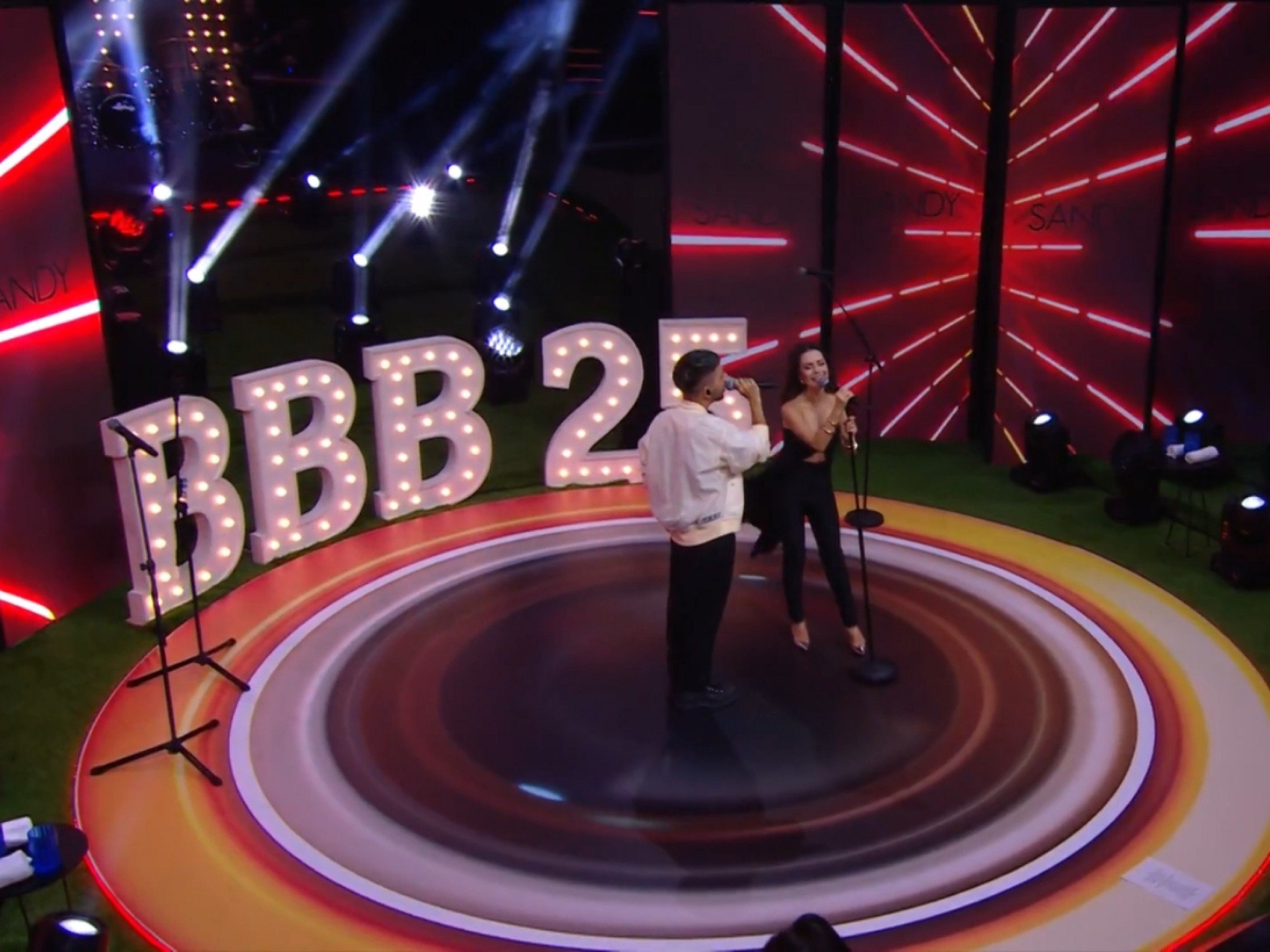 BBB: Ex-sister se retrata após falas polêmicas sobre Sandy e Junior