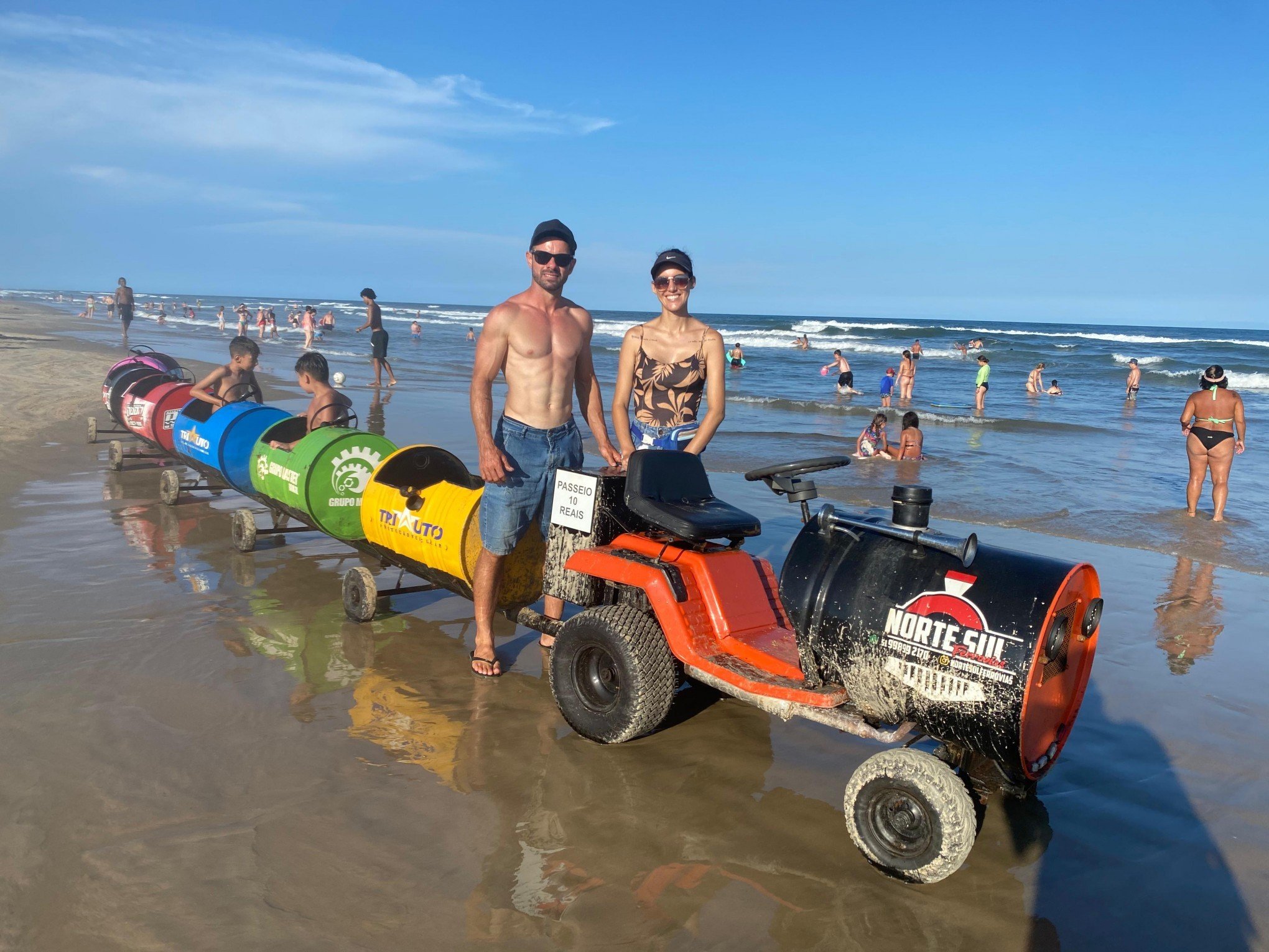 Conheça o casal que leva diversão à beira-mar de Tramandaí e fatura de R$ 400 a R$ 700 por dia
