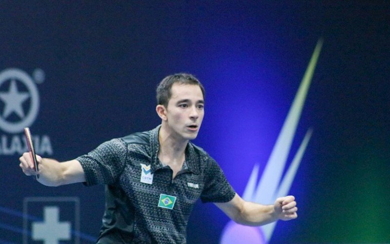 Hugo Calderano foi eliminado nesta quinta-feira do Singapura Smash 2025 | abc+