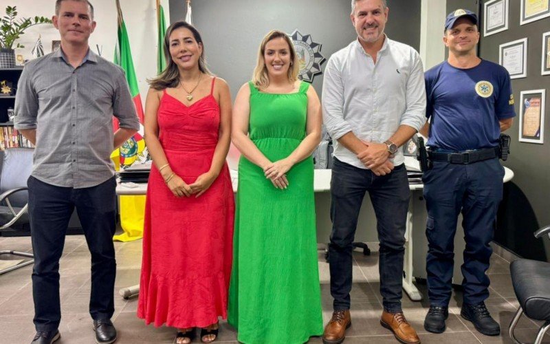 A primeira-dama esteiense, Gabriela Fidellis, a procuradora-geral do município, Camila Buralde, o secretário municipal de Segurança Pública, Fernando Nunes, foram recebidos pelo diretor do órgão, delegado Cristiano Reschke